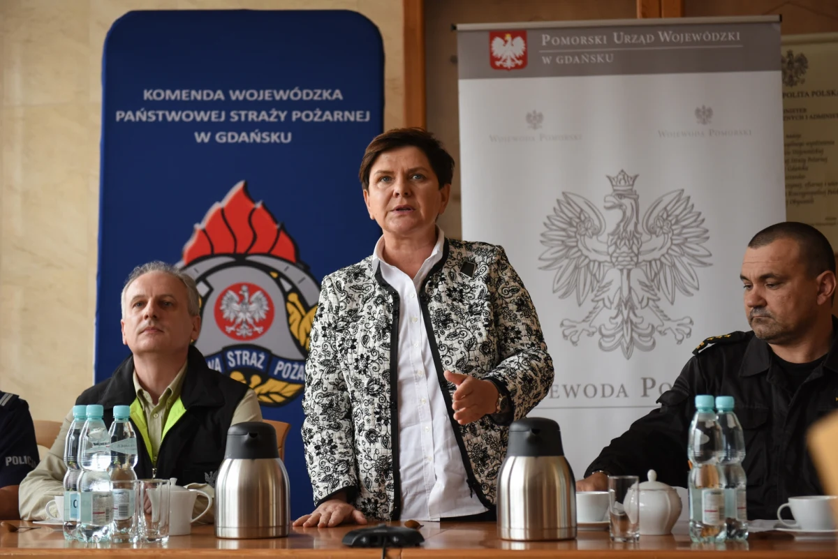 Premier Beata Szydło złożyła w sobotę kondolencje rodzinom ofiar, które zginęły ostatniej nocy podczas nawałnic. To wielka tragedia, szczególnie dlatego, że zginęły też dzieci - mówiła. Zapewniła, że rząd jest gotowy, by poszkodowanym udzielić pomocy finansowej.