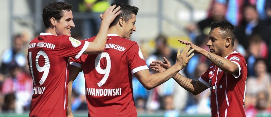 ​Robert Lewandowski zdobył dwie bramki, a jego Bayern Monachium pewnie pokonał trzecioligowy Chemnitzer FC 5:0 w 1. rundzie piłkarskiego Pucharu Niemiec. Trzy gole strzelił z kolei Pierre-Emerick Aubameyang dla broniącej tytułu Borussii Dortmund.