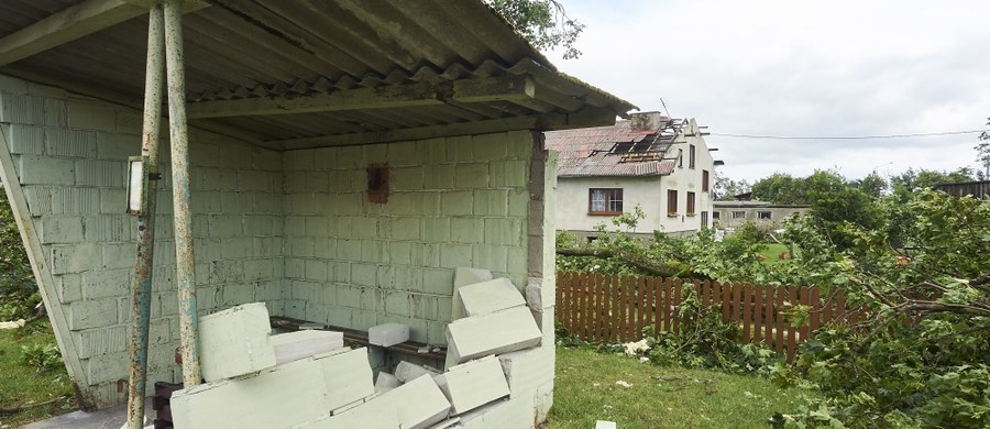 "Jesteśmy w szoku, bo nie wiemy, co zobaczymy, gdy wrócimy do domu" - mówi naszemu reporterowi rodzina z Chojnic na Pomorzu, która długi weekend spędza w Warszawie. Właśnie w powiecie chojnickim - w Suszku - ostatniej nocy doszło do tragedii. W nocnej nawałnicy zginęły dwie harcerki.