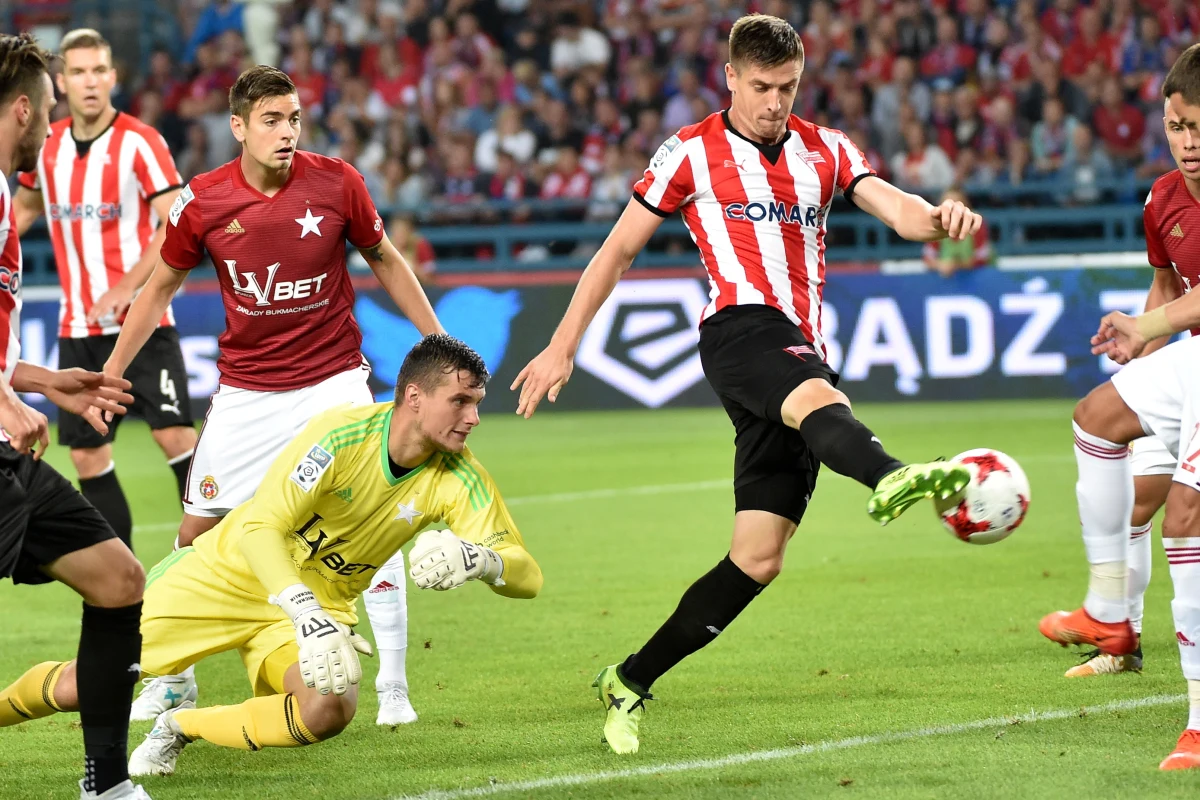 W meczu 5. kolejki ekstraklasy Wisła Kraków pokonała 2:1 Cracovię. "Biała Gwiazda" wygraną zapewniła sobie w końcówce, dzięki golom strzelonym przez Carlitosa. Wisła, która przerwała serię czterech derbowych meczów bez zwycięstwa, z dorobkiem 12 punktów awansowała na pierwsze miejsce w tabeli. 