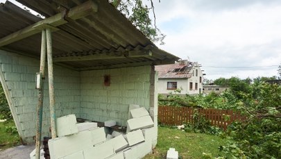 Trwa usuwanie szkód po burzach. 71 tys. odbiorców nadal bez prądu