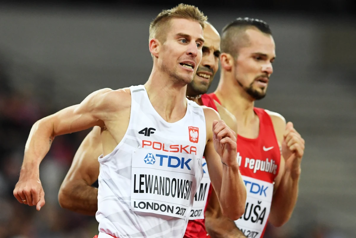 Marcin Lewandowski nie zdobył medalu w finale biegu na 1500 m podczas lekkoatletycznych mistrzostw świata w Londynie. Polak zajął 7. miejsce uzyskując czas 3:36:02 min. Złoto i srebro zdobyli Kenijczycy - Elijah Motonei Manangoi i Timothy Cheruiyot, a brąz Norweg Filip Ingebrigtsen.
