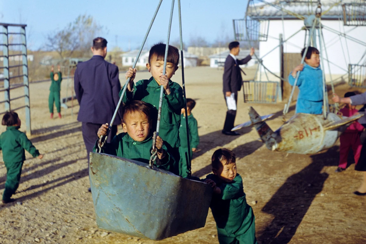 "Kiedy zapytałem: "Co Wielki Wódz myśli o papieżu, głowie Kościoła?", moi rozmówcy przerwali rozmowę. Nie wiedzieli, kto to jest Ojciec Święty" - wspomina swoją wizytę w Korei Północnej prof. dr hab. Waldemar Dziak, specjalista od problematyki północnokoreańskiej, wykładowca Collegium Civitas i PAN. "Żeby zrozumieć specyfikę północnokoreańską, przede wszystkim trzeba wiedzieć, że to jedyne państwo na świecie, gdzie całe społeczeństwo - 25 milionów - podzielono na trzy klasy, według stopnia lojalności dla wodza i dla reżimu" - tłumaczy. Jak podkreśla, "na zewnątrz to społeczeństwo przypomina zwarte roboty". Ale co tak naprawdę dzieje się w głowie Koreańczyka z północy i czy da się stworzyć jego portret?