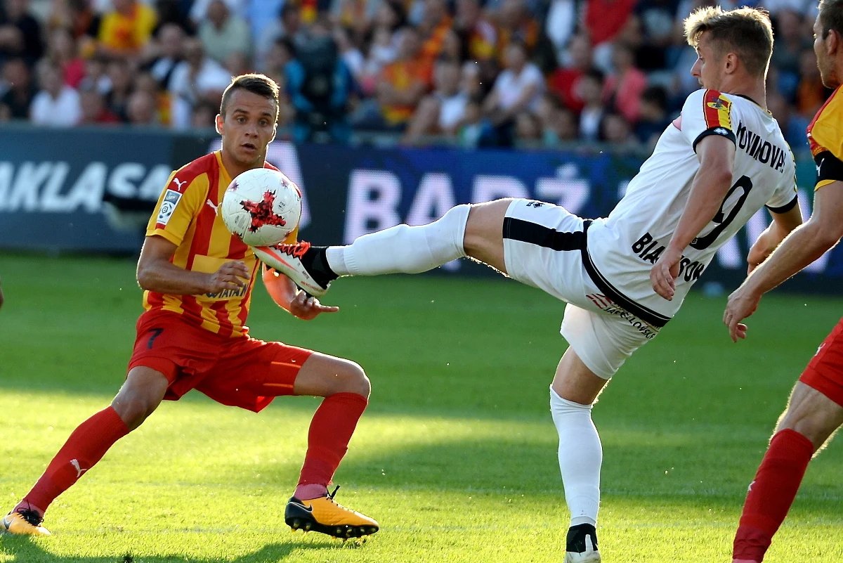 W piątej kolejce piłkarskiej Ekstraklasy Korona Kielce wygra 3:2 z Jagiellonią Białystok. Goście rozpoczęli to spotkanie od mocnego uderzenia. W szóstej minucie Taras Romanczuk efektownym dryblingiem minął kilku piłkarzy Korony i podał do nieobstawionego Martina Pospisila. Czech nie zmarnował znakomitej okazji i uderzeniem w prawy róg pewnie pokonał Zlatana Alomerovica.