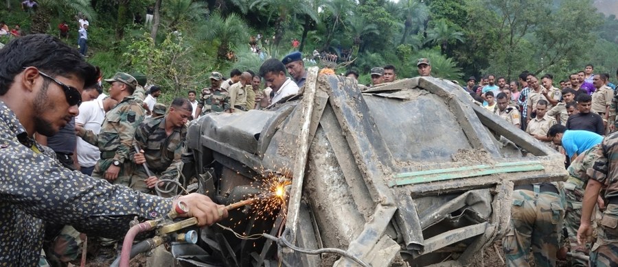 ​W dwóch autobusach, na które w niedzielę osunęła się ziemia w północnych Indiach, zginęło co najmniej 45 osób - poinformował przedstawiciel władz stanu Himaćal Pradeś, gdzie doszło do tej tragedii. Trwa operacja ratunkowa.
