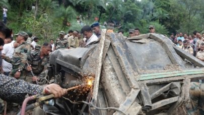 Tragedia w Indiach: Osuwająca się ziemia zasypała autobusy. Jest wiele ofiar