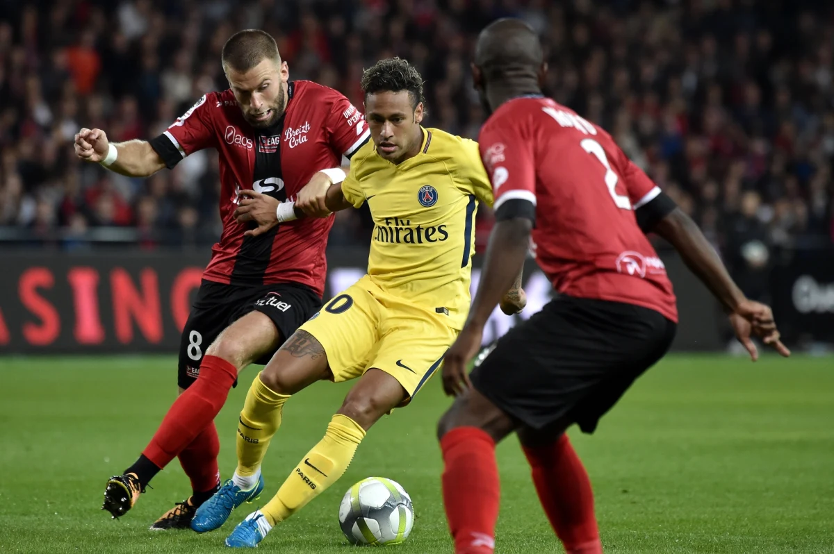 Bramką i asystą uświetnił debiut w Paris Saint-Germain najdroższy piłkarz świata – Brazylijczyk Neymar. , Stołeczny klub pokonał na wyjeździe Guingamp 3:0 w niedzielnym meczu drugiej kolejki francuskiej ekstraklasy.