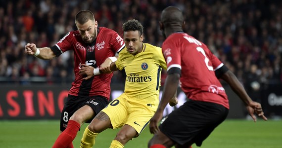 Bramką i asystą uświetnił debiut w Paris Saint-Germain najdroższy piłkarz świata – Brazylijczyk Neymar. , Stołeczny klub pokonał na wyjeździe Guingamp 3:0 w niedzielnym meczu drugiej kolejki francuskiej ekstraklasy.