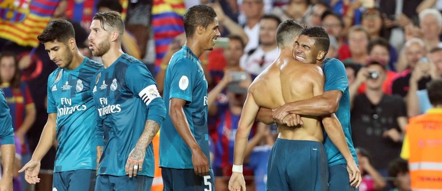 Real Madryt pokonał w niedzielę na wyjeździe Barcelonę 3:1 (0:0) w pierwszym meczu o piłkarski Superpuchar Hiszpanii. Goście kończyli mecz w dziesiątkę, po tym jak czerwoną kartkę zobaczył Portugalczyk Cristiano Ronaldo. Rewanż w środę w stolicy.
