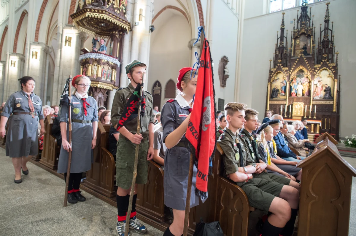 Jeszcze dziś prokuratura powoła pierwszych biegłych, którzy zbadają przyczyny tragedii na obozie harcerskim w Suszku na Pomorzu – dowiedział się dziennikarz RMF FM Michał Dobrołowicz. W weekend nawałnica powaliła tam drzewa na namioty, w których spadli harcerze. Dwie nastolatki zginęły. W szpitalach pozostaje 7 harcerzy ze zniszczonego obozu.
