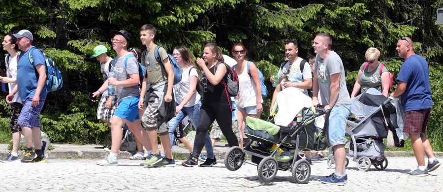 Przed godz. 9 na parkingach w rejonie szlaku do Morskiego Oka zabrakło wolnych miejsc. Informację przekazali pracownicy Tatrzańskiego Parku Narodowego. 