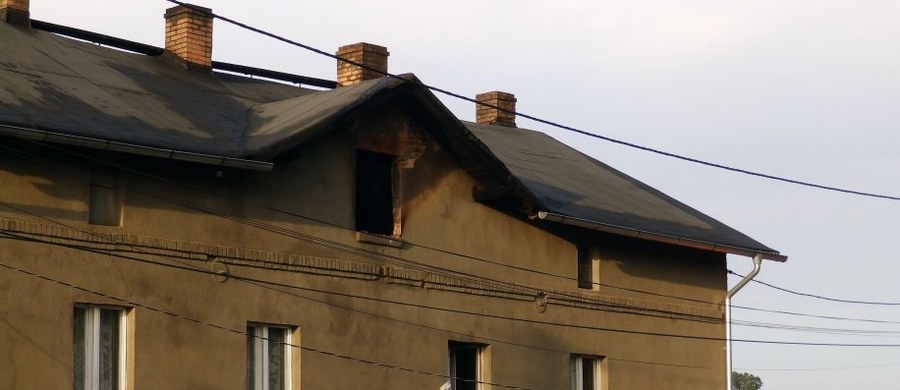 Nieumyślne zaprószenie ognia to w tej chwili najbardziej prawdopodobna przyczyna pożaru w domu socjalnym w Łaziskach Górnych. W piątkową noc zginęły tam trzy osoby. Śledztwo w tej sprawie prowadzi prokuratura.