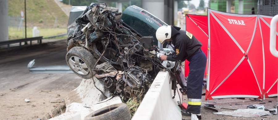 Tragiczny wypadek na autostradzie A1. Jedna osoba zginęła po tym, jak na węźle Tuszyn (woj. łódzkie) samochód przebił się przez bariery i spadł z wiaduktu na DK 12. 