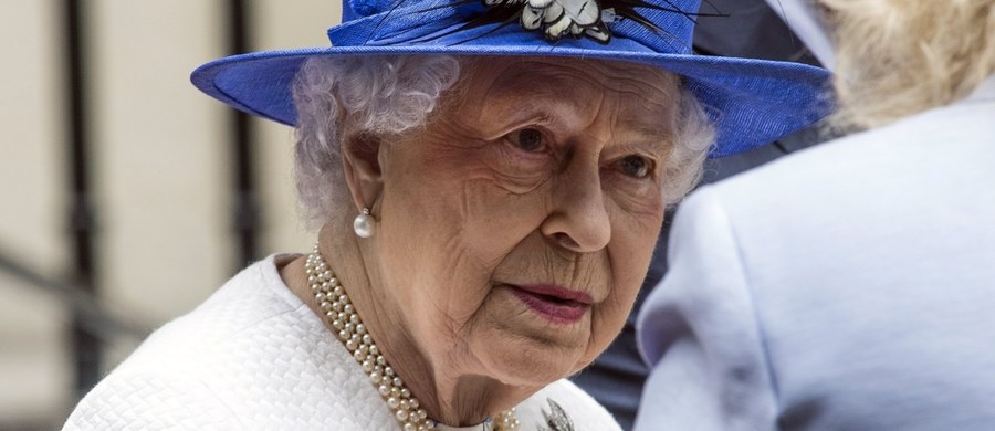 Czy brytyjska królowa Elżbieta II abdykuje? To pytanie zadają dziś brytyjskie media w oparciu o informacje z Pałacu Buckingham. Według anonimowych źródeł, królowa miałaby zrezygnować z korony na rzecz swego syna księcia Karola za 4 lata - w wieku 95 lat. Zostałby on wówczas mianowany regentem. Założyłby koronę dopiero po śmierci matki.