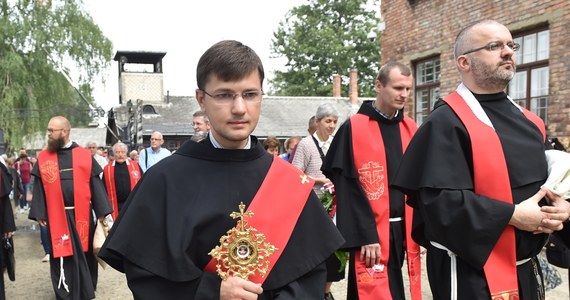 Msza św. odprawiona przy bloku 11. w byłym niemieckim obozie Auschwitz upamiętniła 76. rocznicę męczeńskiej śmierci św. Maksymiliana Kolbego, który oddał w tym miejscu życie za współwięźnia. „Dla człowieka wierzącego postać św. Maksymiliana musi urzekać, skłaniać do refleksji, mobilizować do troski o gorliwe życie duchowe; ta postać może - i powinna – fascynować” – mówił w homilii biskup pomocniczy diecezji bielsko-żywieckiej Piotr Greger.