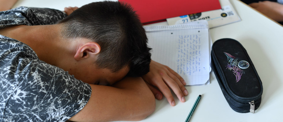 Brak odpowiedniej ilości snu nie tylko sprawia, że nastolatki gorzej się uczą i są generalnie w gorszym humorze, ma także konkretny wpływ na ich zdrowie. Wyniki  badań, opublikowane przez naukowców z Bradley Hospital na łamach czasopisma "Journal of Sleep Research" wskazują, że ci z młodych ludzi, którzy najmniej śpią, najczęściej zapadają na przeziębienia, a także zwykłą lub żołądkową grypę.