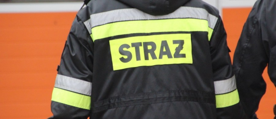 ​Pożar kamienicy przy ulicy Kościelnej w Lądku-Zdroju na Dolnym Śląsku. Na miejscu pracuje już 20 wozów strażackich.