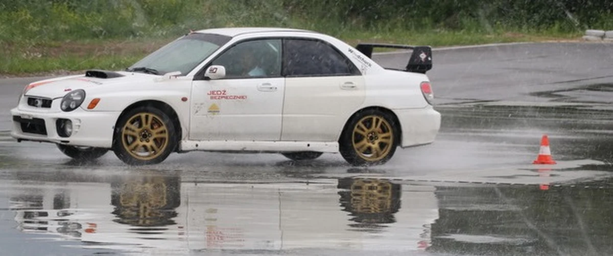 W cyklu Twoje Sportowe Wakacje uczyliśmy się już windsurfingu i kitesurfingu, walczyliśmy na planszy szermierczej i skakaliśmy ze spadochronem. Graliśmy też w bilard i wspinaliśmy się na ściance. Dziś czas na coś zupełnie innego - ryk silnika, skoki adrenaliny i ekstremalne wyzwania. Naszym przewodnikiem po świecie sportowej jazdy samochodem jest Michał Kościuszko - utytułowany kierowca rajdowy. 