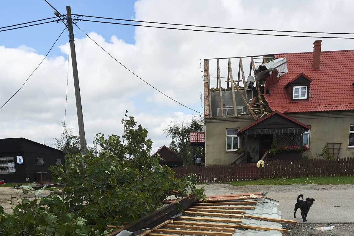 ​33 tysiące odbiorców wciąż nie ma prądu po nawałnicach z nocy z piątku na sobotę - wynika z danych Rządowego Centrum Bezpieczeństwa. Służby energetyczne nadal usuwają awarie. Największy problem wciąż jest na Pomorzu - tam prąd nie dociera wciąż do 19 tysięcy gospodarstw - informuje dziennikarz RMF FM Grzegorz Dobrołowicz.