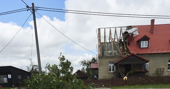 ​33 tysiące odbiorców wciąż nie ma prądu po nawałnicach z nocy z piątku na sobotę - wynika z danych Rządowego Centrum Bezpieczeństwa. Służby energetyczne nadal usuwają awarie. Największy problem wciąż jest na Pomorzu - tam prąd nie dociera wciąż do 19 tysięcy gospodarstw - informuje dziennikarz RMF FM Grzegorz Dobrołowicz.