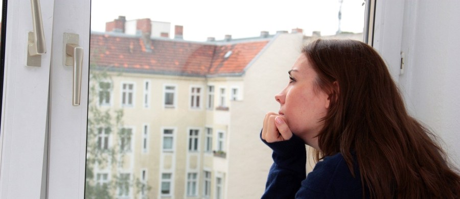 Złe emocje także mogą być kluczem do szczęścia - przekonują izraelscy i amerykańscy naukowcy. Zaskakujące informacje na ten temat przynosi w najnowszym numerze czasopismo "Journal of Experimental Psychology". Okazuje się, że choć powszechnie uważamy, że szczęście dają nam pozytywne emocje, część z nas czuje się bardziej szczęśliwa, jeśli w ich życiu pojawiają się emocje, które po prostu uważają za słuszne. I mogą to być emocje negatywne, jak złość, czy nawet nienawiść. Przekonują o tym wyniki badań prowadzonych w 8 krajach, między innymi w Polsce.