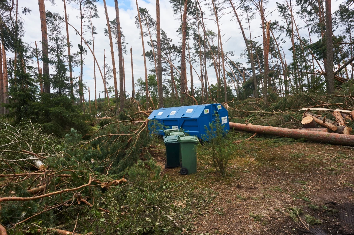 1,3 tys. interwencji związanych z usuwaniem skutków frontów burzowych to bilans pracy strażaków w ciągu ostatniej doby - poinformował rzecznik Państwowej Straży Pożarnej st. bryg. Paweł Frątczak. Poszkodowanych zostało trzech strażaków OSP.