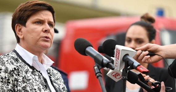 Do samorządów spływają już środki na pomoc poszkodowanym w wyniku nawałnic - oświadczyła premier Beata Szydło po odprawie ministrów. Apelowała do samorządowców o szybkie składanie wniosków.