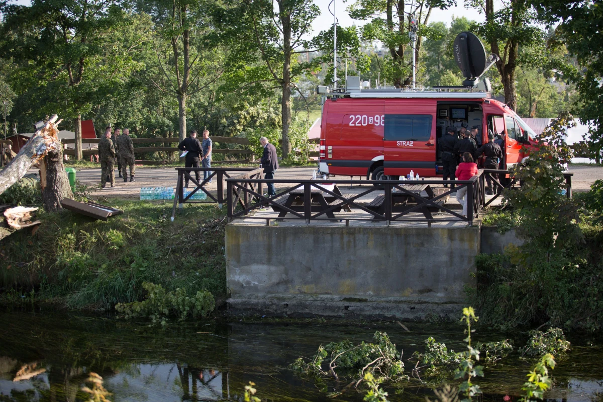 Żołnierze i strażacy wspólnie usuwają połamane drzewa z Brdy w rejonie zapory w Mylofie na Pomorzu. Po nawałnicy wiatrołomy zablokowały nurt w rzece i doszło do spiętrzenia wody, co mogłoby grozić powodzią.