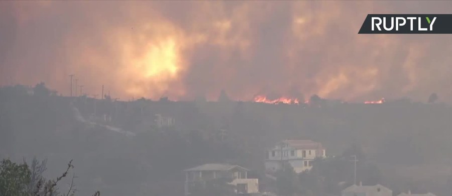20 metrowe płomienie, zapach dymu odczuwalny w centrum Aten i setki strażaków w akcji - tak wygląda walka Greków z pożarami. Płoną tereny w okolicy miejscowości Varnavas, położonej około 45 km na północny zachód od stolicy. Ogień dotknął dziesiątki domów. Nie ma doniesień o ofiarach. 
