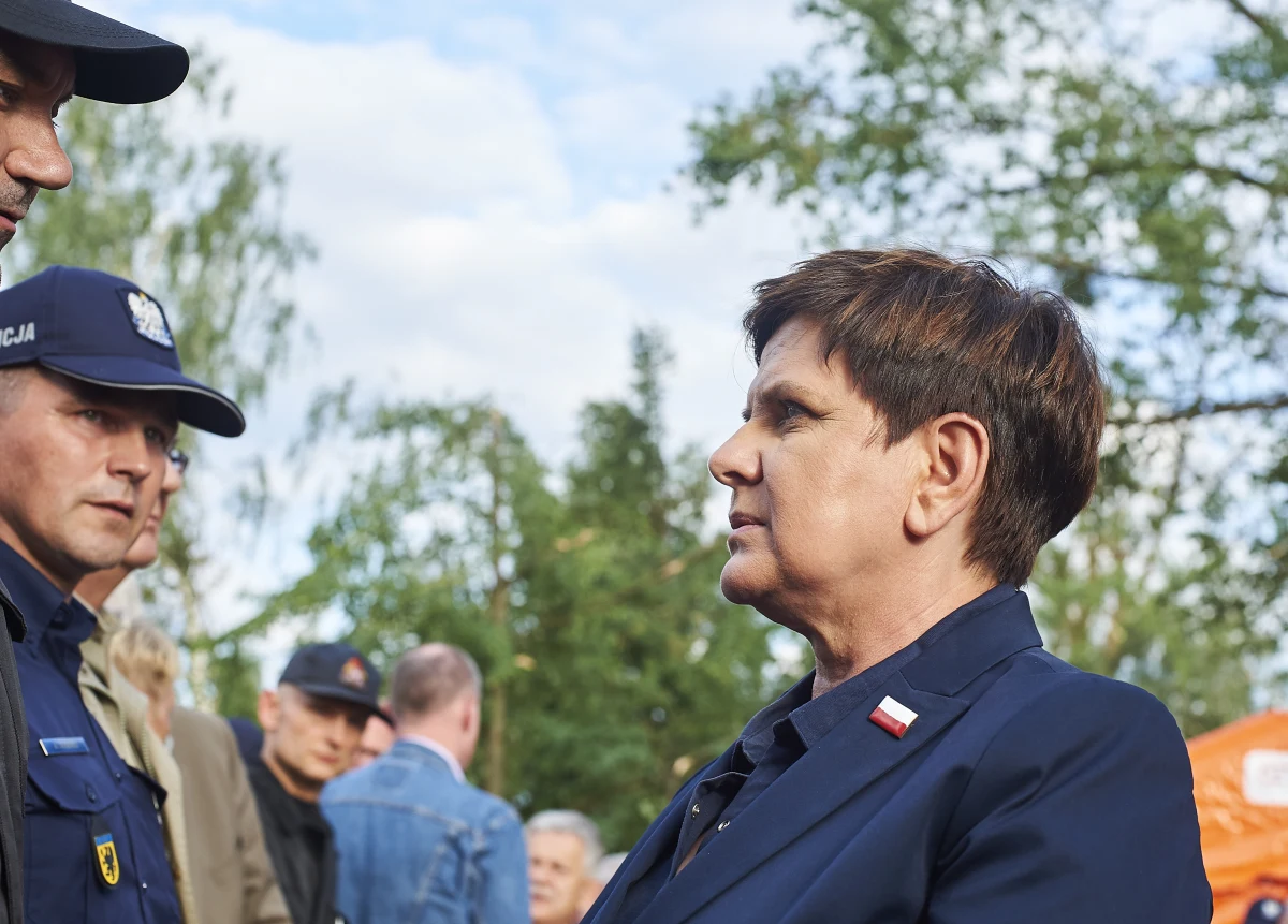 "Jestem po wrażeniem tego, jak ludzie się tutaj zjednoczyli" – powiedziała dziennikarzom premier Beata Szydło, która rozmawiała w Rytlu (Pomorskie) z osobami poszkodowanymi przez weekendową nawałnicę. Szefowa rządu odwiedziła też wieś Czyczkowy w woj. pomorskim. "Stan klęski żywiołowej ogłaszany jest na wniosek wojewody; stwierdził on, że nie ma obecnie takiej potrzeby" - powiedziała.