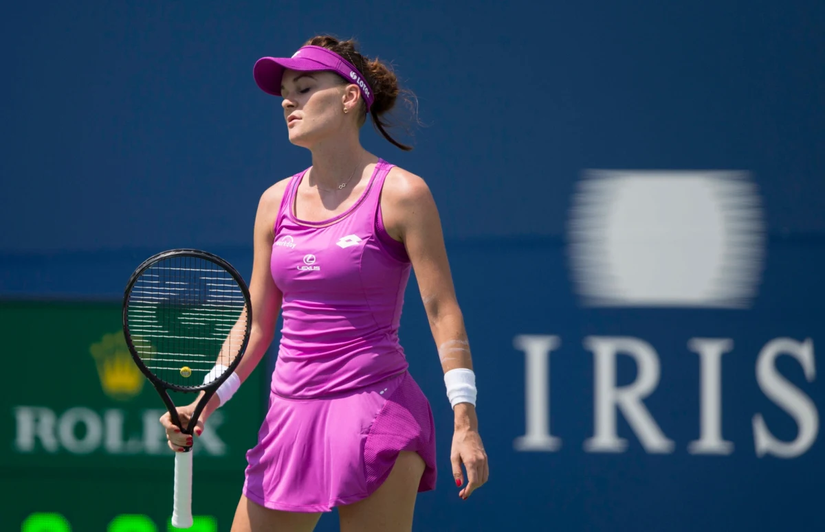 Agnieszka Radwańska odpadła w pierwszej rundzie tenisowego turnieju WTA na kortach twardych w Cincinnati (z pulą nagród 2,5 mln dol.). Rozstawiona z numerem dziesiątym Polka przegrała z Niemką Julią Goerges 4:6, 4:6.