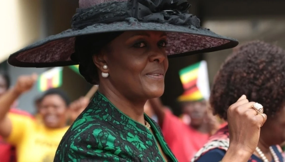 Południowoafrykańska policja podała, że nie wie, gdzie obecnie znajduje się żona prezydenta Zimbabwe Grace Mugabe, podejrzana o zaatakowanie młodej kobiety. Wcześniej minister ds. policji RPA Fikile Mbalula powiedział, że stawiła się na komisariacie.