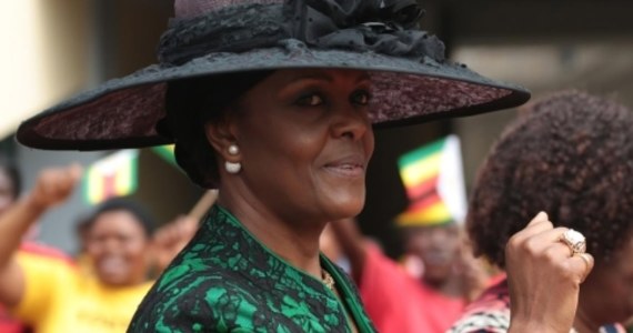 Południowoafrykańska policja podała, że nie wie, gdzie obecnie znajduje się żona prezydenta Zimbabwe Grace Mugabe, podejrzana o zaatakowanie młodej kobiety. Wcześniej minister ds. policji RPA Fikile Mbalula powiedział, że stawiła się na komisariacie.