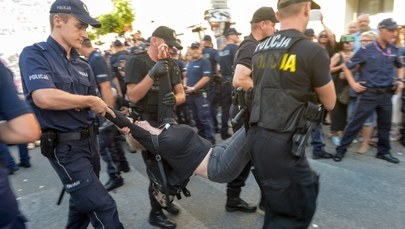 "Precz z faszyzmem". "Obywatele RP" chcieli zablokować przemarsz Młodzieży Wszechpolskiej w stolicy