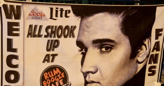 Elvis Presley zmarł 16 sierpnia 1977 roku w swojej posiadłości w Graceland w Memphis, Tennessee. Na całym świecie, a szczególnie w Graceland, trwały przygotowania do specjalnej uroczystości. W związku z rocznicą tuż obok posiadłości Króla w marcu tego roku otwarto zupełnie nowy kompleks rozrywkowy o powierzchni 20 000 metrów kwadratowych, który oferuje nowe muzea, restauracje, sklepy z pamiątkami i wiele innych atrakcji.