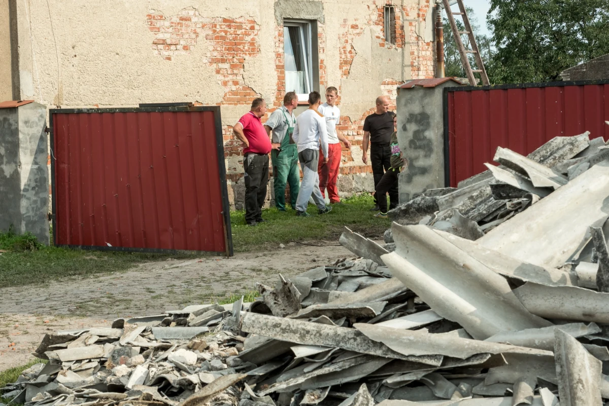 Ponad 20 tys. odbiorców w województwach wielkopolskim, kujawsko-pomorskim i pomorskim pozostaje w środę przed południem bez energii elektrycznej na skutek zniszczeń wywołanych nawałnicami. W ciągu ostatniej doby strażacy wyjeżdżali do 670 interwencji związanych z usuwaniem skutków nawałnic. Poszkodowany został ratownik OSP - poinformował rzecznik Państwowej Straży Pożarnej st. bryg. Paweł Frątczak. Jak dotąd, podjęto ponad 21 tysięcy interwencji, w których udział wzięło 74 tysiące strażaków - informuje dziennikarz RMF FM Michał Dobrołowicz. 