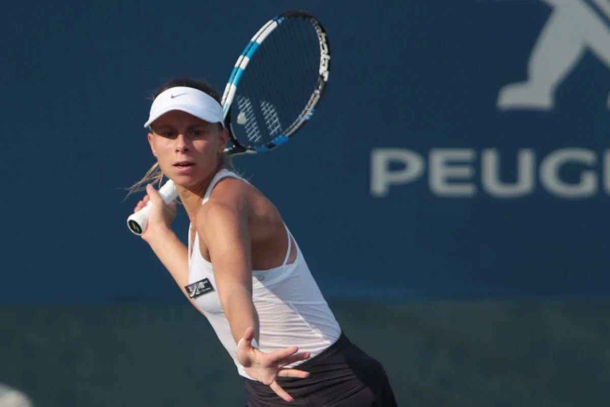​Magda Linette przegrała z Kanadyjką Francoise Abandą 6:3, 4:6, 2:6 w pierwszej rundzie tenisowego turnieju WTA na kortach twardych w Cincinnati. Pulą nagród w tym turnieju wynosi 2,5 mln dolarów. 