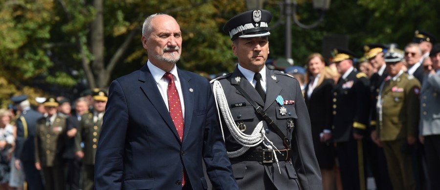 Jednolitość działania instytucji decydujących o wojsku i o bezpieczeństwie Państwa Polskiego jest konieczna. Tej zasadzie musimy się wszyscy podporządkować. Kto ją łamie – działa na szkodę Niepodległości – mówi "Gazecie Polskiej" szef MON Antoni Macierewicz.