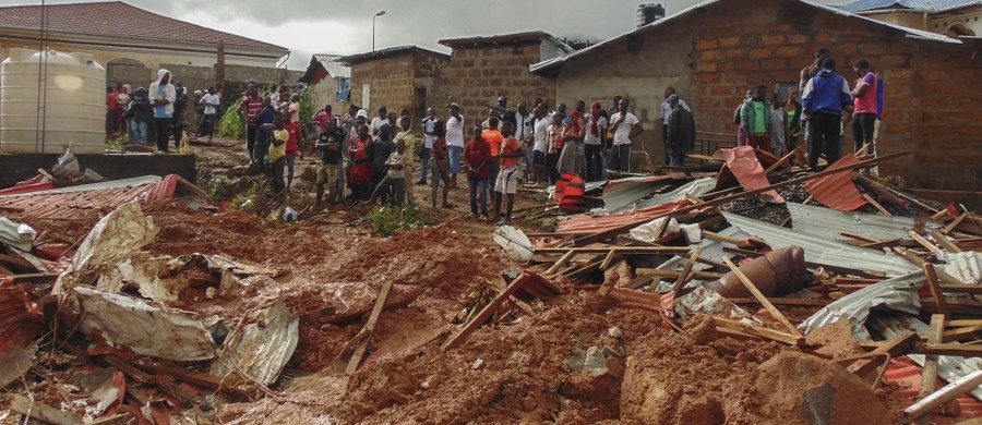 Pracownicy służb ratunkowych wydobyli ciała blisko 400 osób, które zginęły w poniedziałek na obrzeżach Freetown - stolicy Sierra Leone, w wyniku osuwisk ziemi i lawin błotnych. Wcześniej informowano o 312 zabitych.