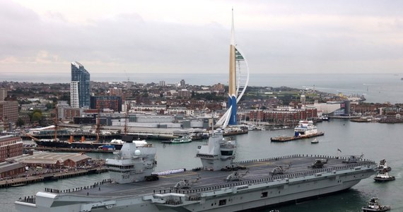 ​HMS Queen Elizabeth, najnowszy brytyjski lotniskowiec, zacumował w porcie macierzystym w Portsmouth. Przez ostatnie kilka tygodni przechodził testy sprawnościowe przed wejściem do eksploatacji. 