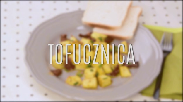 Tofucznica, czyli smażone tofu, to doskonały sposób na przyrządzenie głównego dania, które zachwyci wszystkich swoim smakiem i aromatem. Nie każdy lubi charakterystyczny smak tofu, ale przygotowany według naszego przepisu posmakuje każdemu - to wyborne połączenie aromatycznych suszonych pomidorów, mocnej szalotki z odrobiną przepysznych przypraw - kurkumy, pieprzu, a wszystko w pachnącym szczypiorku. To sycące, mocne danie, które świetnie sprawdzi się na obiad - polubią go nie tylko osoby na diecie wegetariańskiej!