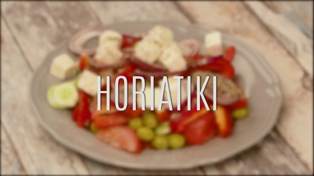 Horiatiki, czyli klasyczna, wiejska sałatka grecka to jedna z najpopularniejszych sałatek świata, która znana jest w kilku wariantach, ale niemal wszędzie cieszy się niesłabnącym uznaniem. Delikatne kawałki sałaty, grubo krojone pomidory i świeże ogórki, do tego odrobina oliwek, papryki, a przede wszystkim doskonały ser feta - zwykle w formie kosteczek lub plastra. Przyrządzanie jej w domu trwa dosłownie parę chwil - zobaczcie nasz przepis!