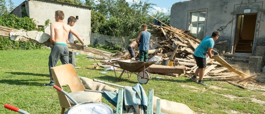 ​Powstanie jeden szablon do oceny i wyceny strat spowodowanych przez nawałnice, które spustoszyły w weekend północ Polski. Rzeczoznawców mają zastępować urzędnicy nadzoru budowlanego - tak w rozmowie z RMF FM zapowiada wiceminister infrastruktury Tomasz Żuchowski. Z danych resortu wynika, że w Kujawsko-pomorskiem zostało uszkodzonych 2400 budynków, w Pomorskiem - co najmniej tysiąc, tak więc kluczowe znaczenie będzie mieć teraz szybkie szacowanie strat. 