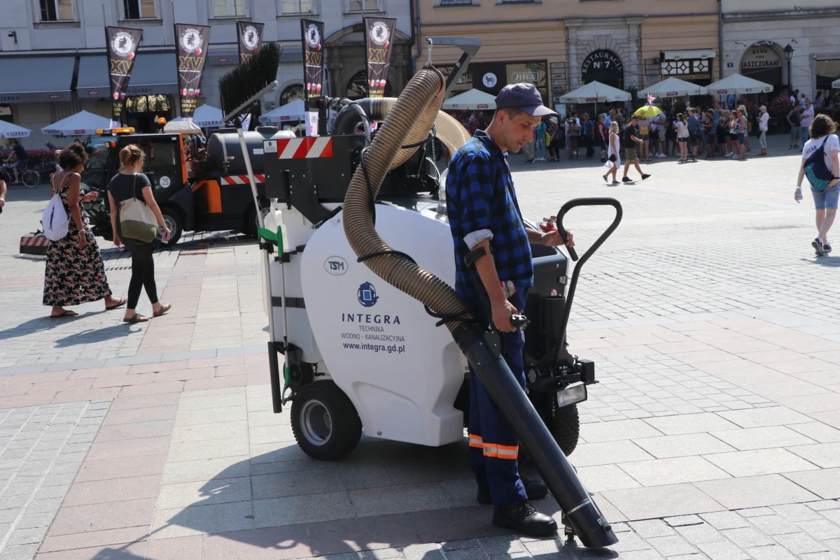 To Formuła 1 wśród odkurzaczy - chwali się krakowskie Miejskie Przedsiębiorstwo Oczyszczania i prezentuje nową, elektryczną maszynę do czyszczenia zakamarków Rynku Głównego. Ręczne urządzenie ma zbierać nie tylko gromadzący się na płycie rynku pył, ale także większe śmieci, takie jak np. butelki.