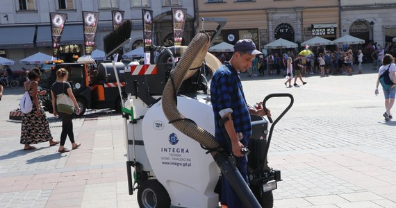 To Formuła 1 wśród odkurzaczy - chwali się krakowskie Miejskie Przedsiębiorstwo Oczyszczania i prezentuje nową, elektryczną maszynę do czyszczenia zakamarków Rynku Głównego. Ręczne urządzenie ma zbierać nie tylko gromadzący się na płycie rynku pył, ale także większe śmieci, takie jak np. butelki.