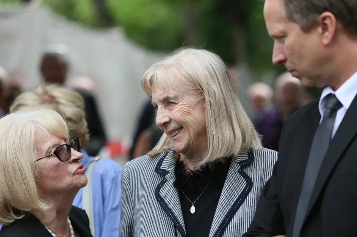 Wdowa po generale Czesławie Kiszczaku zaapelowała do prezydenta Andrzeja Dudy, aby nie pozbawiał stopnia generalskiego jej męża, co zapowiedział 13 grudnia ubiegłego roku minister obrony narodowej Antoni Macierewicz - poinformował „Super Express”.