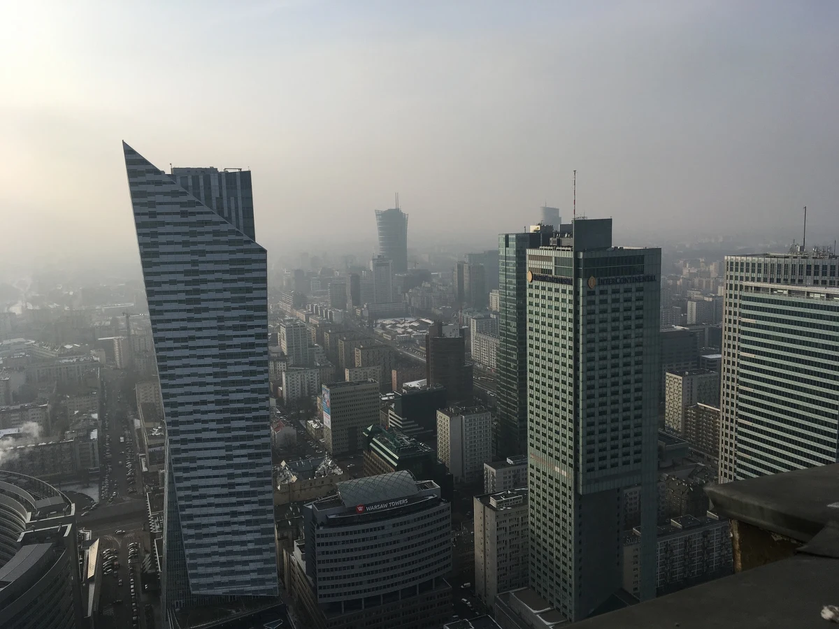 Warszawa utrzymała ubiegłoroczne 65. miejsce w zestawieniu najbardziej przyjaznych miast do życia - wynika z opublikowanego rankingu ośrodka analitycznego Economist Intelligence Unit. Siódmy rok z rzędu pierwsze miejsce zajmuje Melbourne (Australia).