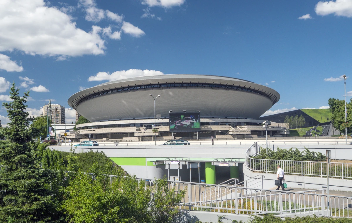 W katowickim Spodku położony już został drewniany podkład, na który w czwartek naklejone zostanie terafleksowe boisko. Od 25 do 31 sierpnia hala będzie jedną z aren mistrzostw Europy siatkarzy.