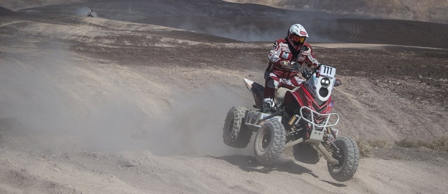 Rafał Sonik ukończył trzeci etap Atacama Rally z grymasem bólu na twarzy i niewielką stratą do czołowej trójki rywali. Zgodnie z przedrajdową zapowiedzią, Polak nawet na chwilę nie odpuszcza i mimo wiatru w oczy nie ustaje w walce o podium Pucharu Świata.