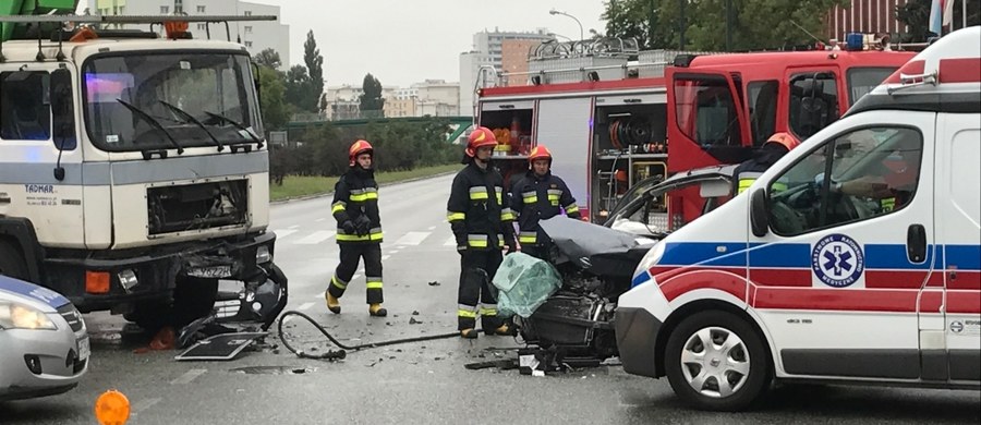 Poważne utrudnienie na Pradze Południe w Warszawie. Na skrzyżowaniu Alei Stanów Zjednoczonych z ulicą Grenadierów samochód osobowy zderzył się z dźwigiem. 